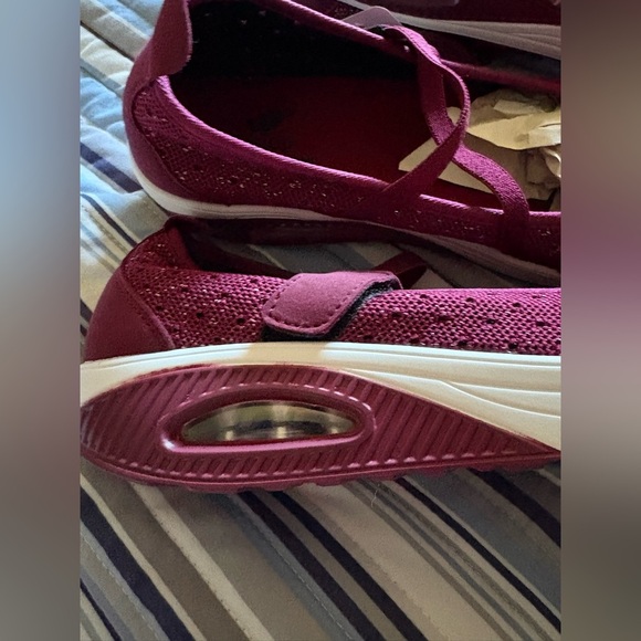 Women's Burgundy Slip-On Shoes
Adjustable Velcro
NWT-Super Comfortable - Picture 5 of 8